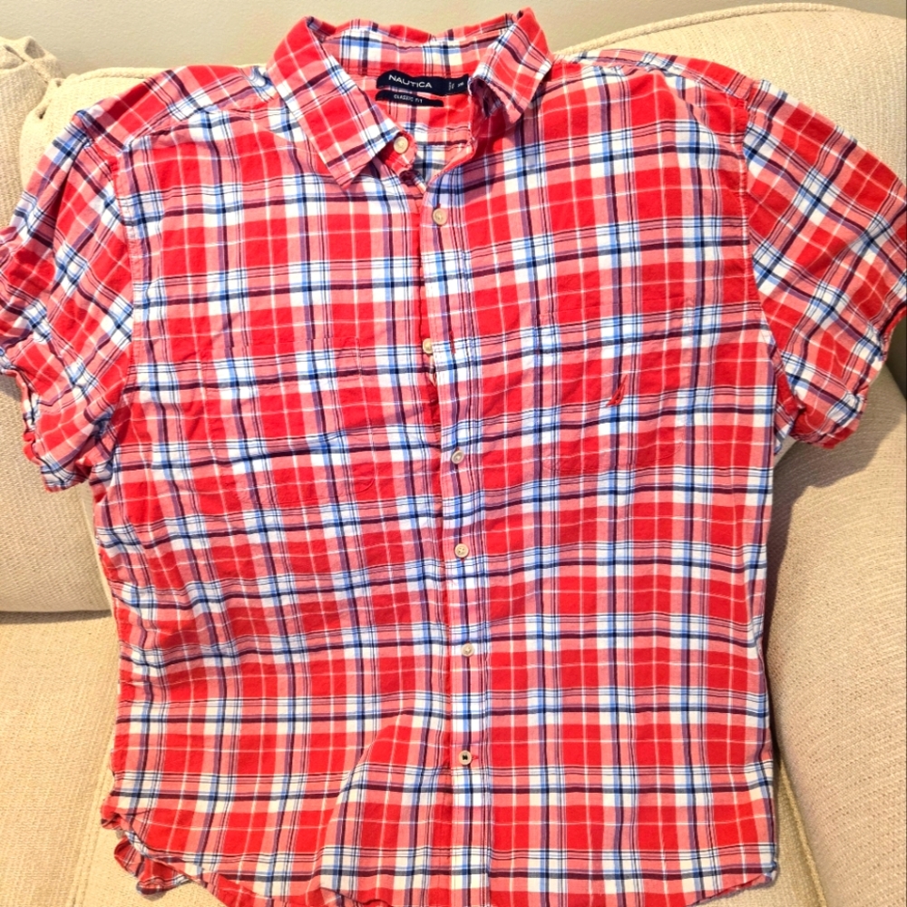 Men's casual buttoned down shirt
